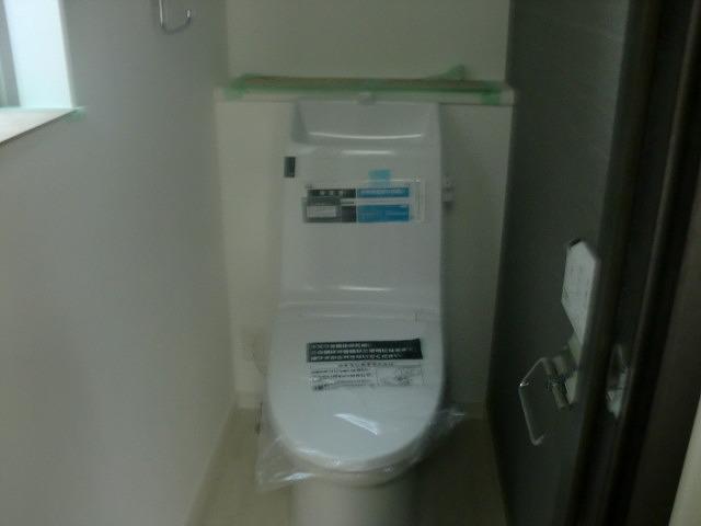 Toilet. Indoor (12 May 2013) Shooting