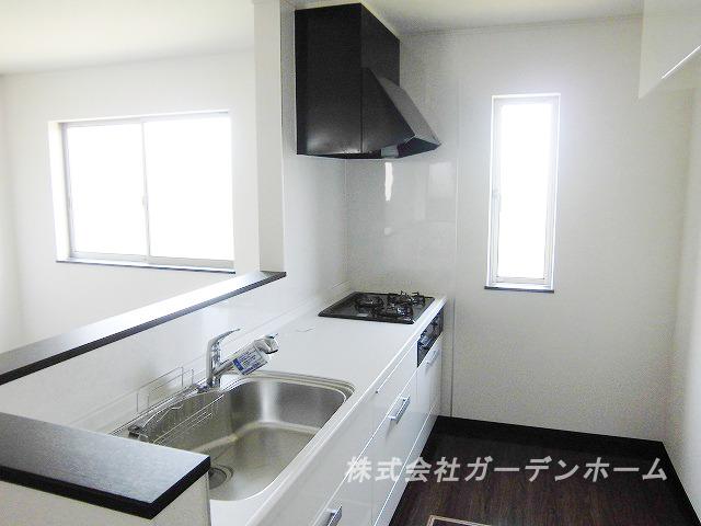 Kitchen. Popular readjustment areas over the entire road is spacious 6m kindergarten 4 minutes, Good location seismic grade of elementary school 8 minutes is dwelling unit safe residential car space that can also be two at the highest grade