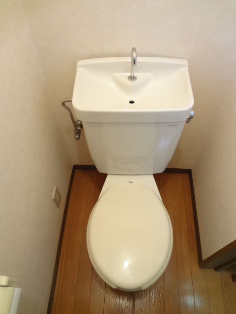 Toilet. Day-to-day life around the water is when it is beautiful will be refreshing.