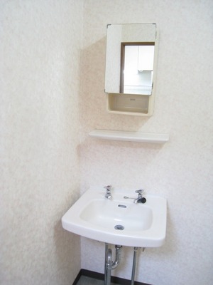 Washroom. Morning of the dressing is here!