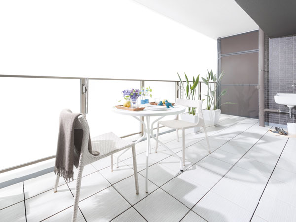 Living.  [Slop sink on the balcony ・ Waterproof outlet] The balcony was equipped with a slop sink. Fetching water or the like can be on the balcony, Gardening, such as the convenient. It is equipment that leads to life of moisture.  ※ First floor dwelling unit is equipped with a slop sink on the terrace. (Slop sink is all households standard) also, Also installed something useful waterproof outlet.