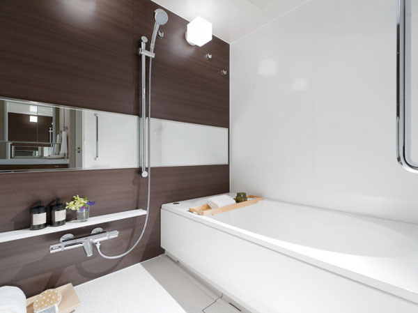 Bathing-wash room.  [Large unit bus] Serving bathing leisurely, It has adopted a large unit bus of about 1.4m × about 1.8m. In low-floor type with consideration to safety, The floor is made of FRP, The wall is a decorative panel. further, With heat insulation function to make it difficult cool the hot water warmed dedicated Furofuta and a dedicated bath heat insulation material. Once the boil, Because the hot water temperature is long-lasting and economical can save Reheating and adding hot water.