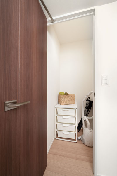 Receipt.  [Storeroom] Sports such as golf bag ・ From outdoor goods, Until the season of life supplies, Also it can be stored large volume.  ※ E, Eg type except