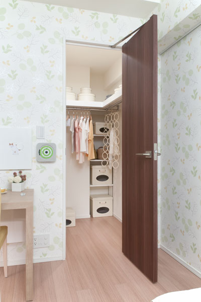 Receipt.  [Double walk-in closet] Set up a walk-in closet that can confirm the stored items at a glance in two locations. In addition to the storage of a number of clothing, Drawers and chest to feet, You can put even shoe box.  ※ E, Except Eg type