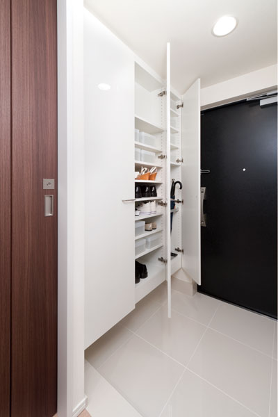 Receipt.  [Thor type footwear purse] The entrance, It has established the footwear put the toll type there is a height of up to ceiling near. A number of footwear, of course, Until the boots and umbrella, You can clean storage.  ※ It has established a distribution board or the like to the top.