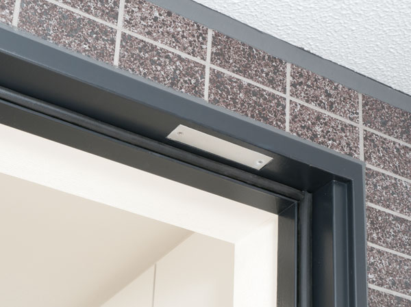 Security.  [Security sensors] Entrance door of each dwelling unit, Set up a crime prevention sensor is in the window facing the balcony and the roof balcony windows and dwelling unit with a roof balcony of the ground floor dwelling unit ( ※ Except for the windows and FIX window stick of surface lattice). When the frontage part crime prevention sensor is installed is opened while security set, Sensor reacts, Place a abnormal signal to the security company sounds an alarm at the dwelling units within the intercom master unit and the Genkanshi machine. (Same specifications)