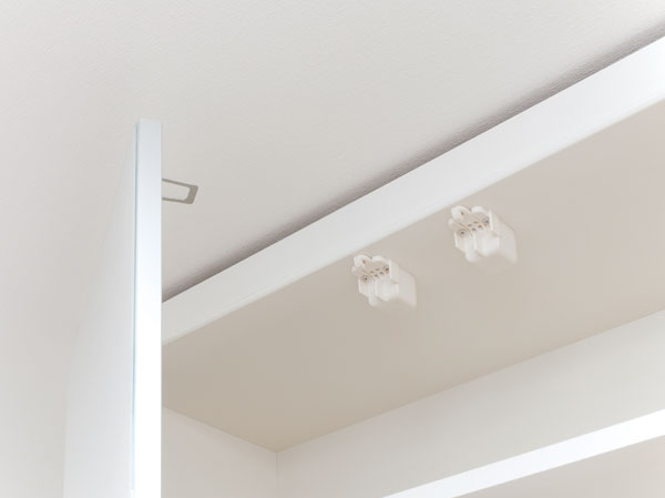 earthquake ・ Disaster-prevention measures.  [Door opening prevention mechanism to lock the door senses the shaking of an earthquake or the like] The door of the kitchen of the hanging cupboard and vanity of the triple mirror housing, To lock the door to sense the shaking of an earthquake, Installing a latch. To protect the live towards safety. Also (same specifications) Other, Gas stove forgetting to turn off the timer Ya, Emergency illumination, Earthquake-resistant door frame or the like, It has been adopted throughout the facility to bring peace of mind to the day-to-day life.