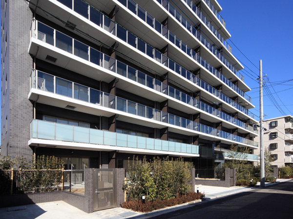 Buildings and facilities. Live with sunlight, Quality mansion full of sense of openness. Detached residential area of ​​spread and tranquility, Southeast side to be able to enjoy the sense of openness ・ Planning Haito southwest side. The upper floors can enjoy a relaxed view, First floor dwelling unit is installed a dedicated garden to meet the wide range of lifestyle. (appearance ・ March 2012 shooting)