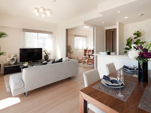 Room and equipment. Innermost corner room top floor of the E-type. Adopted center open sash there is a window to the entire room. ventilation ・ Blessed with lighting, Enjoy views of Mt. Fuji, It is open-minded plan. (E type model room living ・ dining)