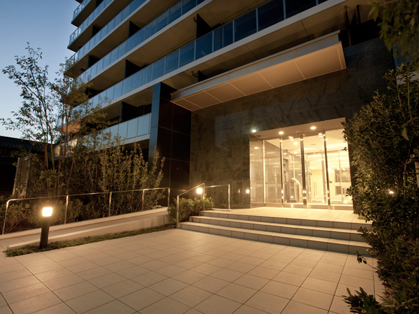 Buildings and facilities. Adopt a black granite in the entrance wall, It drifts profound feeling and dignity as a mansion. Furthermore, Enjoy the green of moisture through the season, Planting a symbol tree [evergreen oak]. By planting in symmetry, Produce a gated. The appearance with a calm, It was feeling that it is a dwelling that fine story is spelled. (entrance ・ March 2012 shooting)