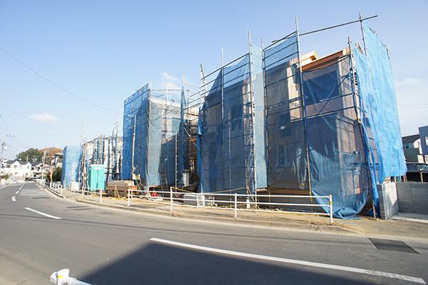 Local photos, including front road. House parking is facing the happy front 6m road even if you're not good