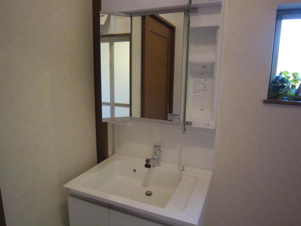 Wash basin, toilet. Three-sided mirror ・ Wash basin with shampoo dresser