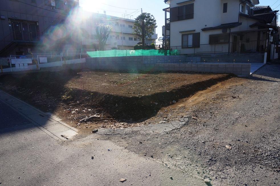 Local photos, including front road. Local (12 May 2013) is shooting northeast corner lot compartment. Per the south side adjacent land passage, The building has been away. 