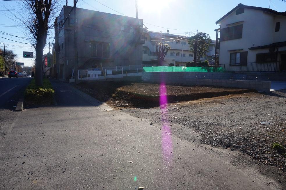 Local photos, including front road. Local (12 May 2013) Shooting East side road is a sidewalk with road. 