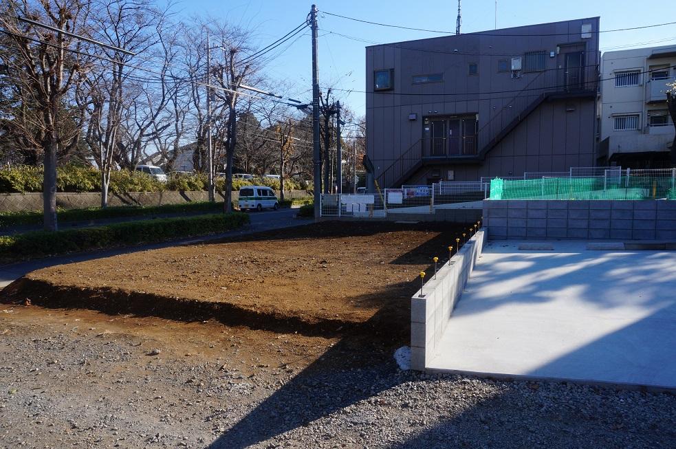 Local land photo. Local (12 May 2013) Shooting None west wing. Adjacent land is a parking space and the home garden. 