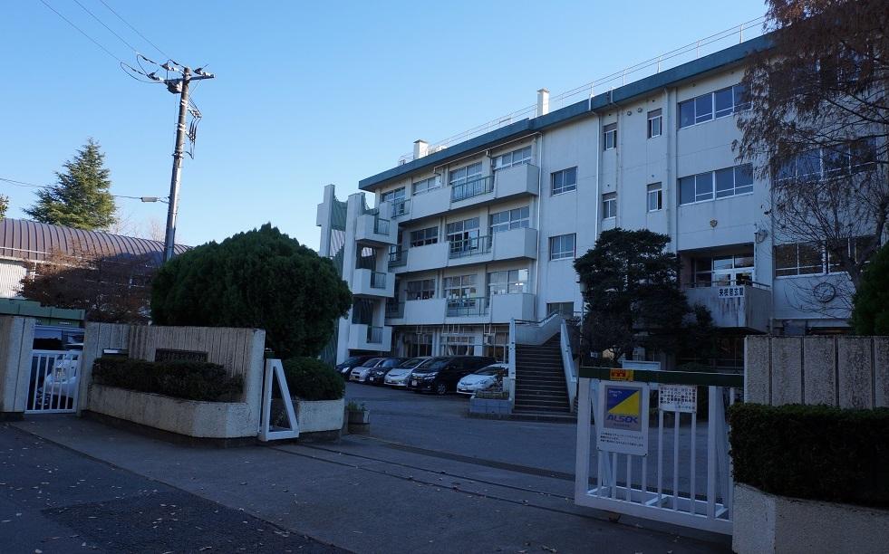 Primary school. 1200m to the three-chamber elementary school