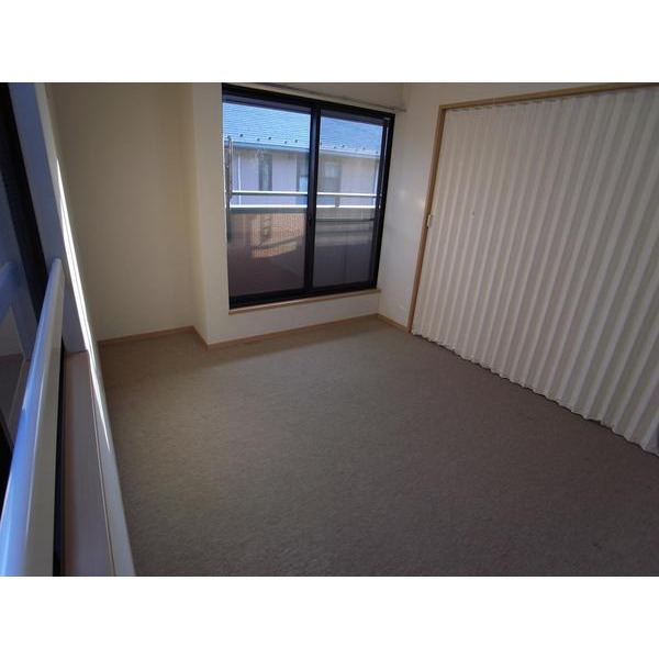 Living and room. State that closed was