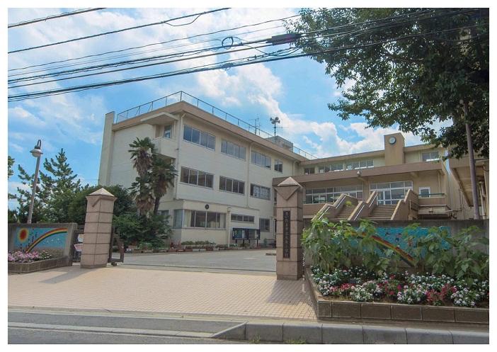 Primary school. 750m to Daito elementary school