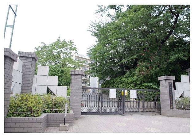 Junior high school. Kizaki 990m until junior high school