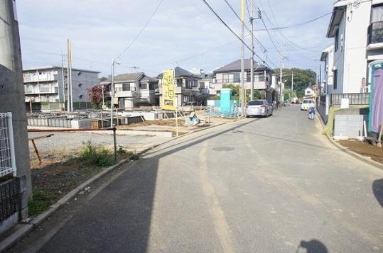 Local photos, including front road. Frontal road