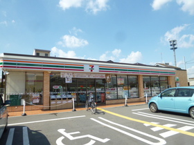 Convenience store. 600m to Seven-Eleven (convenience store)
