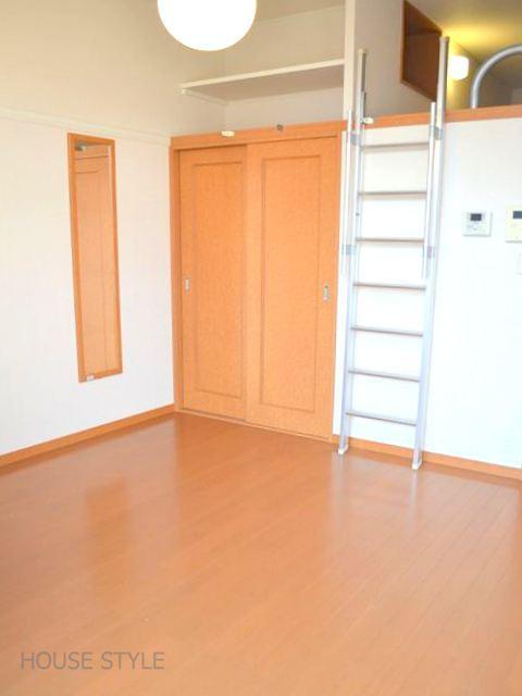 Living and room. There is a high feeling of freedom is minute ceiling there is a loft