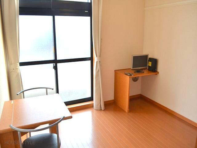Living and room. Folding table and chairs ・ TV is equipped ☆