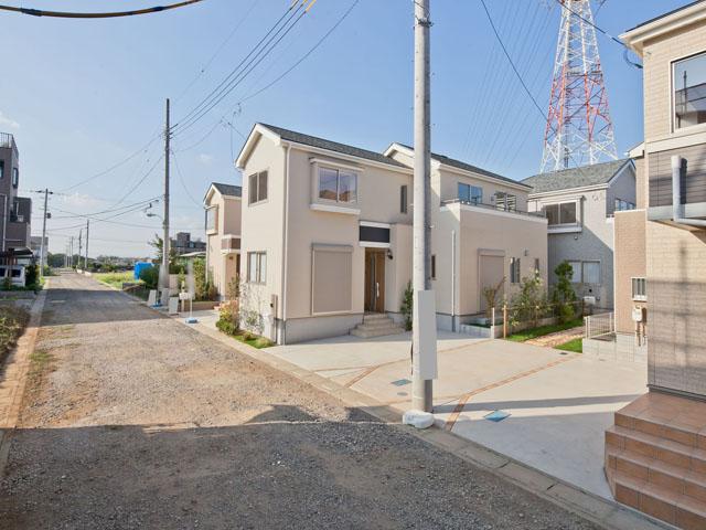 Local photos, including front road. «Is a location that can be the future cityscape expected readjustment land! ! »« Planting »to Readjustment new road construction has been marked with!