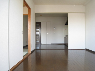 Living and room. Western-style facing the balcony