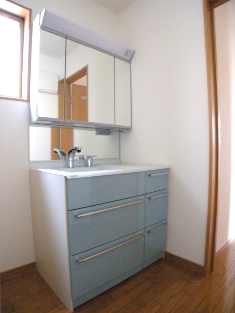 Other Equipment. Independent wash basin