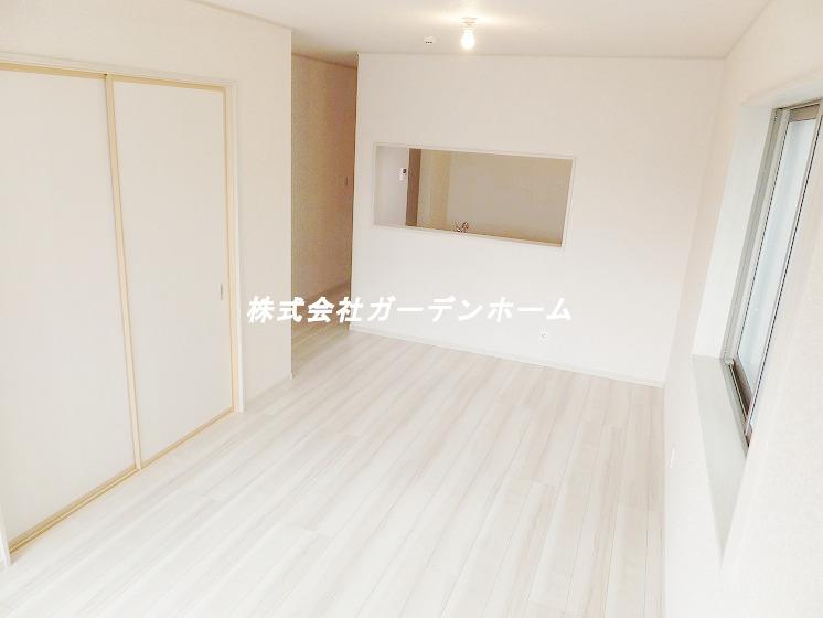 Living. Gracefully you can relax !! in the living room bathed in day-san's !! light on the south-facing design