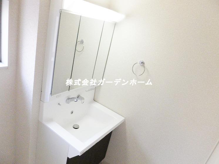 Wash basin, toilet. Since the three-sided mirror is a very easy-to-use wash basin space also is enough to put the thing !!