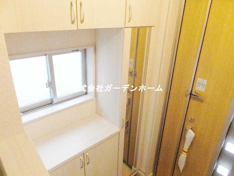 Entrance. Since the storage fill of the cupboard is not troubled in the yard of shoes !!