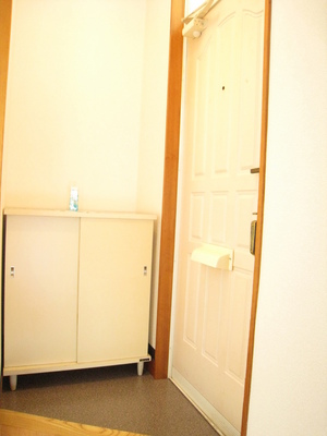 Entrance. With so shoebox, Easy travel