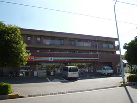 Convenience store. 500m to Seven-Eleven (convenience store)