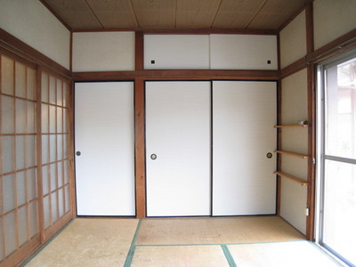 Living and room. 2 side lighting of the room