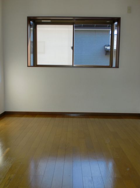 Living and room. Western-style bay window there.