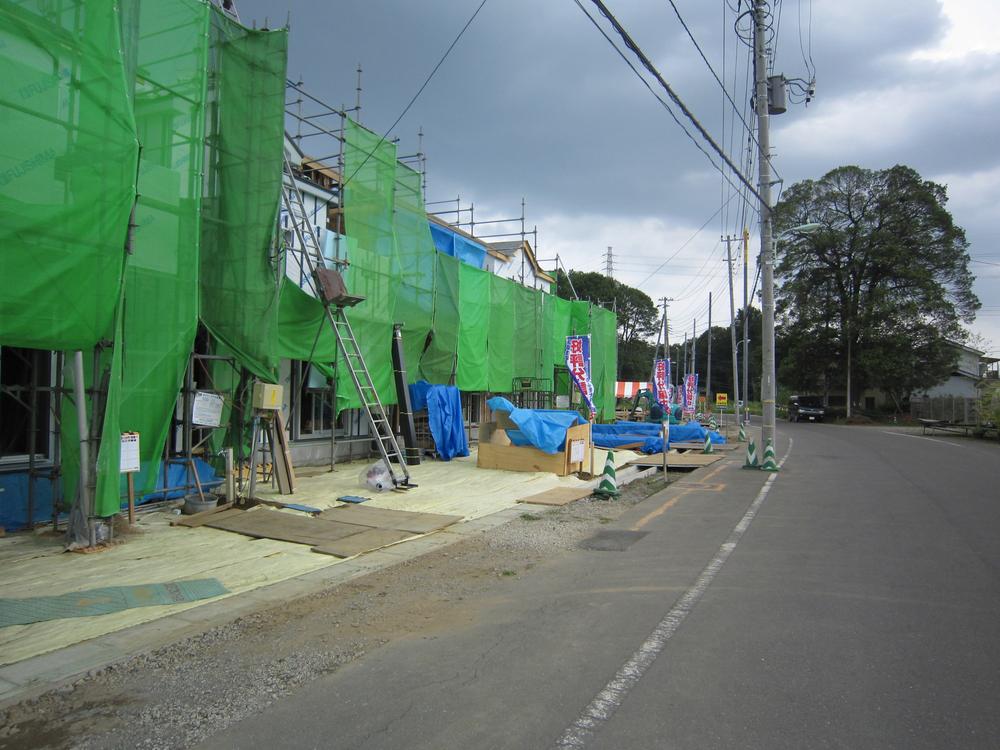 Local photos, including front road. Local architecture in the photograph