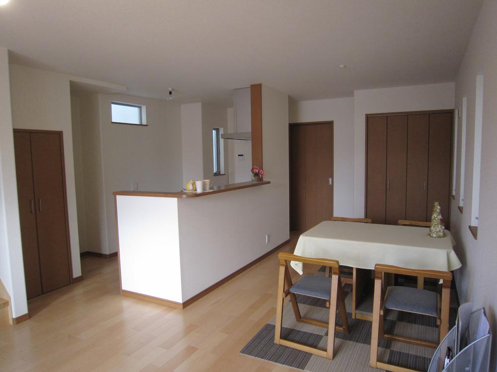 Living. 7 Building LDK 17.7 Pledge Face-to-face kitchen with a feeling of opening.  To LDK, The storage space was provided in two places! 