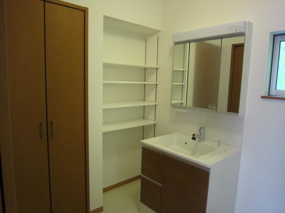 Wash basin, toilet. 7 Building washroom