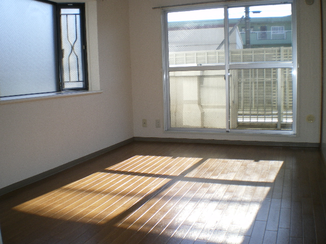 Living and room.  ☆ Two-sided lighting ☆ 