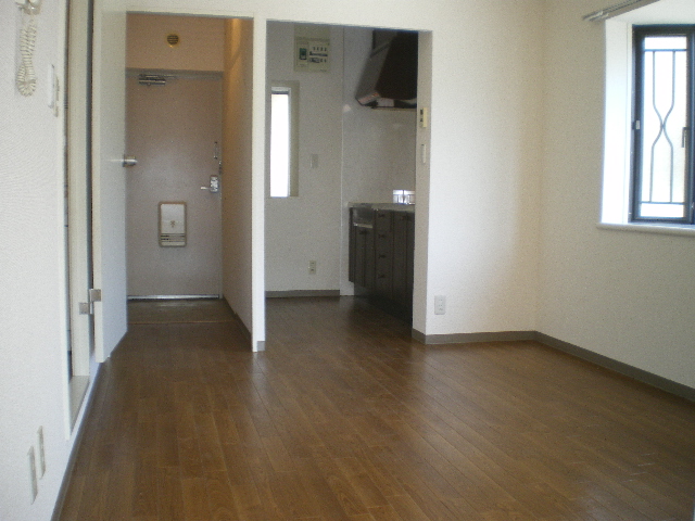 Living and room.  ☆ Spacious kitchen ☆ 