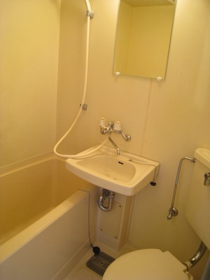 Bath. Unit bus is easy cleaning