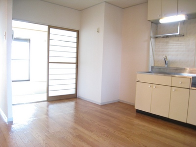 Living and room. Cooking Easy a gas stove can be installed