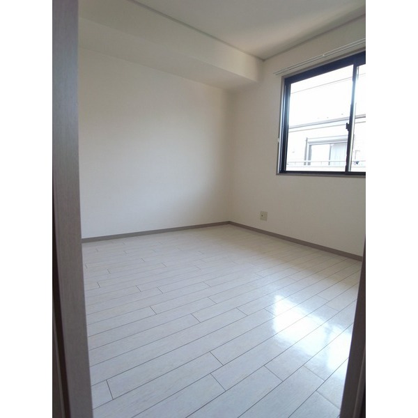 Living and room. North Western-style 5.25 Pledge