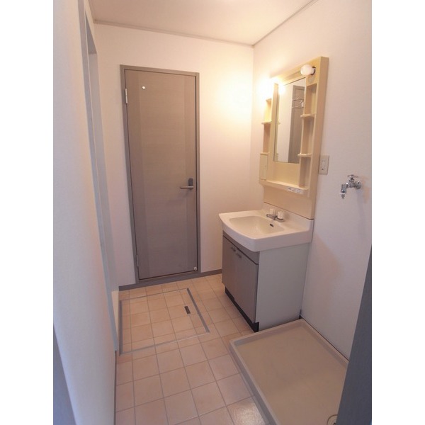 Washroom. Laundry Storage