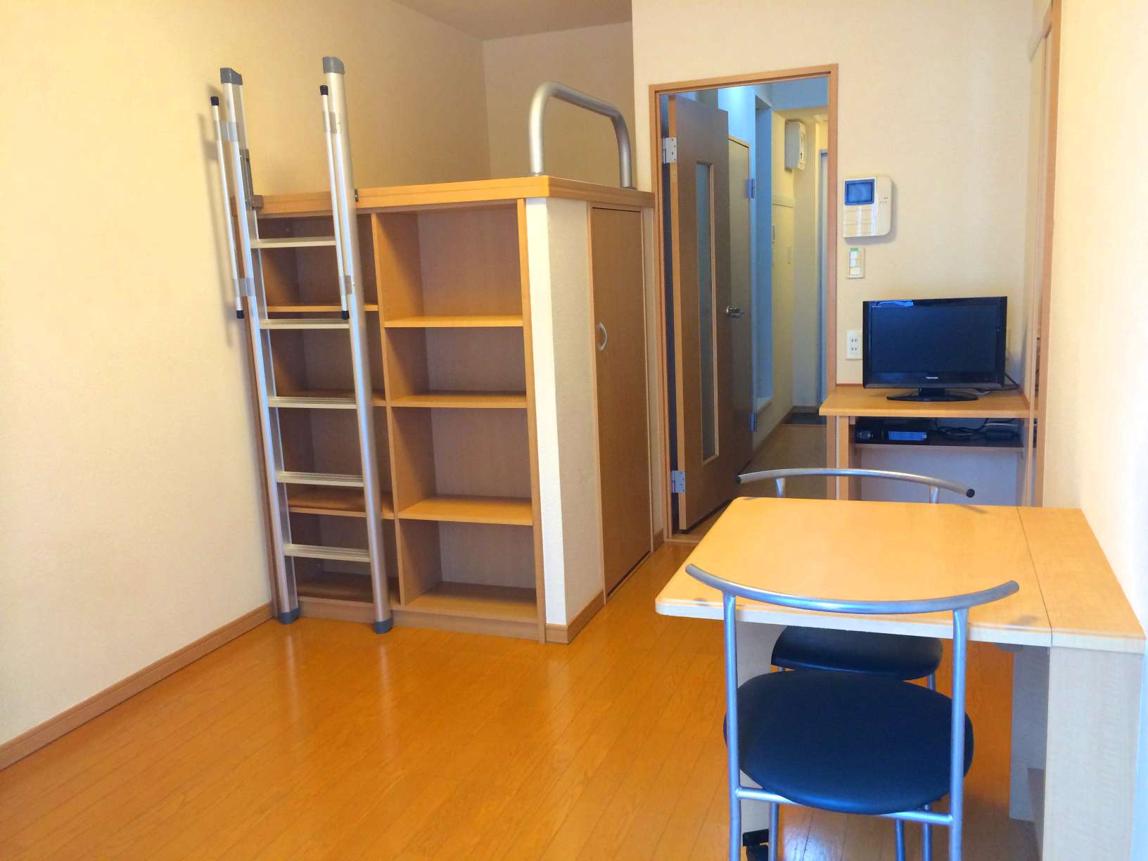 Living and room. 1st floor: parquet / Second floor: It becomes a carpet.