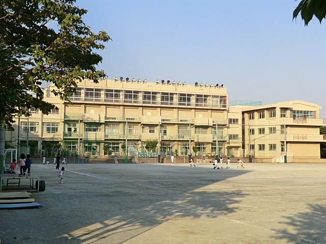 Primary school. 897m to Saitama City Oma wood Elementary School