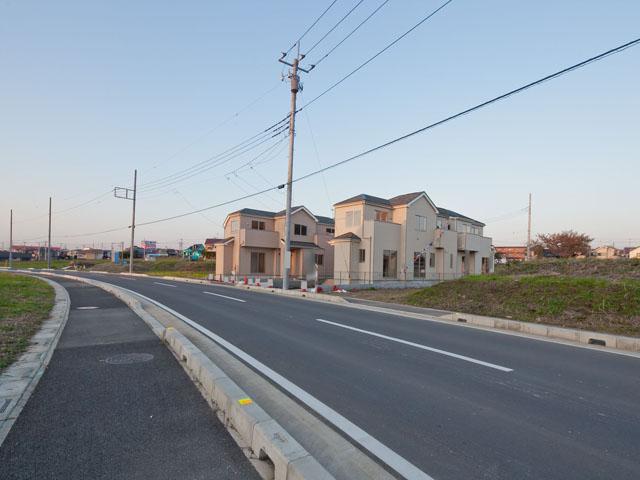 Local photos, including front road. West road 12m