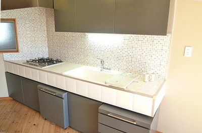 Kitchen. Of solid 4-burner stove